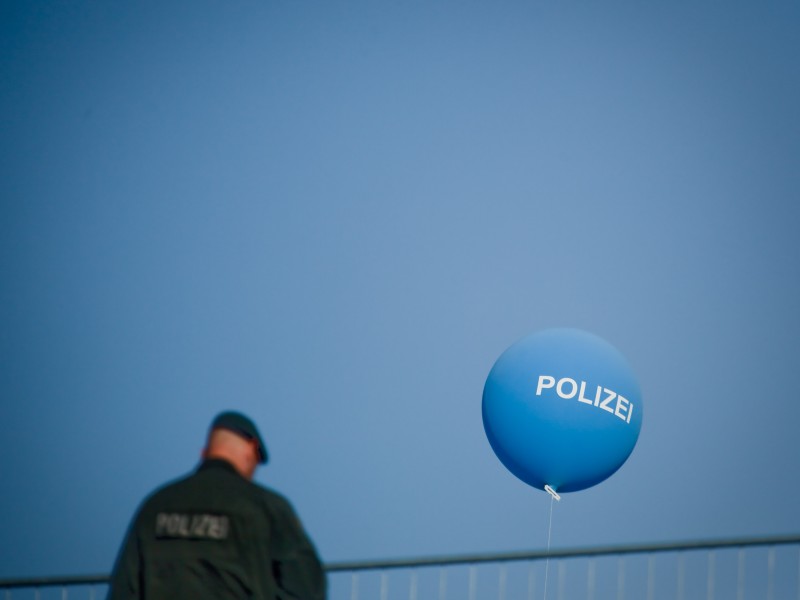 Zur Rolle der Polizei bei der Loveparade werden am Tag nach dem Jahrestag neue Details bekannt: „Der Spiegel“ berichtet in seiner Ausgabe vom 25. Juli, dass der Schichtwechsel der Polizei auf der Rampe um 15.30 Uhr fehlerhaft verlaufen sei.