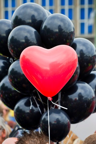 Für die Anwälte der Loveparade-Opfer ist klar, dass Veranstalter, Stadt und Land Verantwortung für die Katastrophe tragen. Rechtsanwalt Dr. Julius Reiter aus der Kanzlei „Baum, Reiter & Collegen“, die 70 Hinterbliebene und Verletzte in einem Sammelverfahren vertritt, fordert, die Frage nach der juristischen Schuld von der Entschädigungsfrage abzukoppeln. Das und eine schnelle Entschädigung der Opfer fordert auch die rot-rot-grüne Mehrheit im Stadtrat Duisburg.