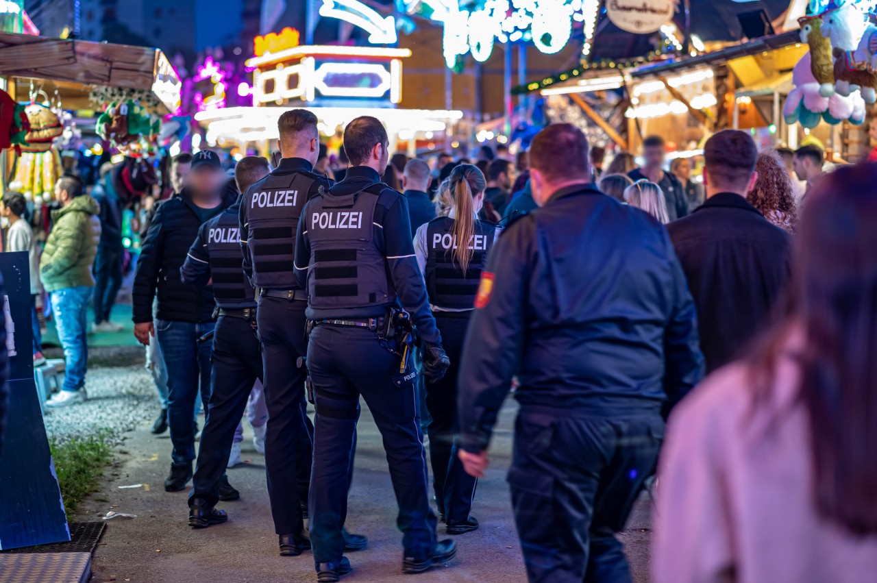 Polizeibeamte auf dem Kirmesgelände Hohen Steinert am Samstagabend. 