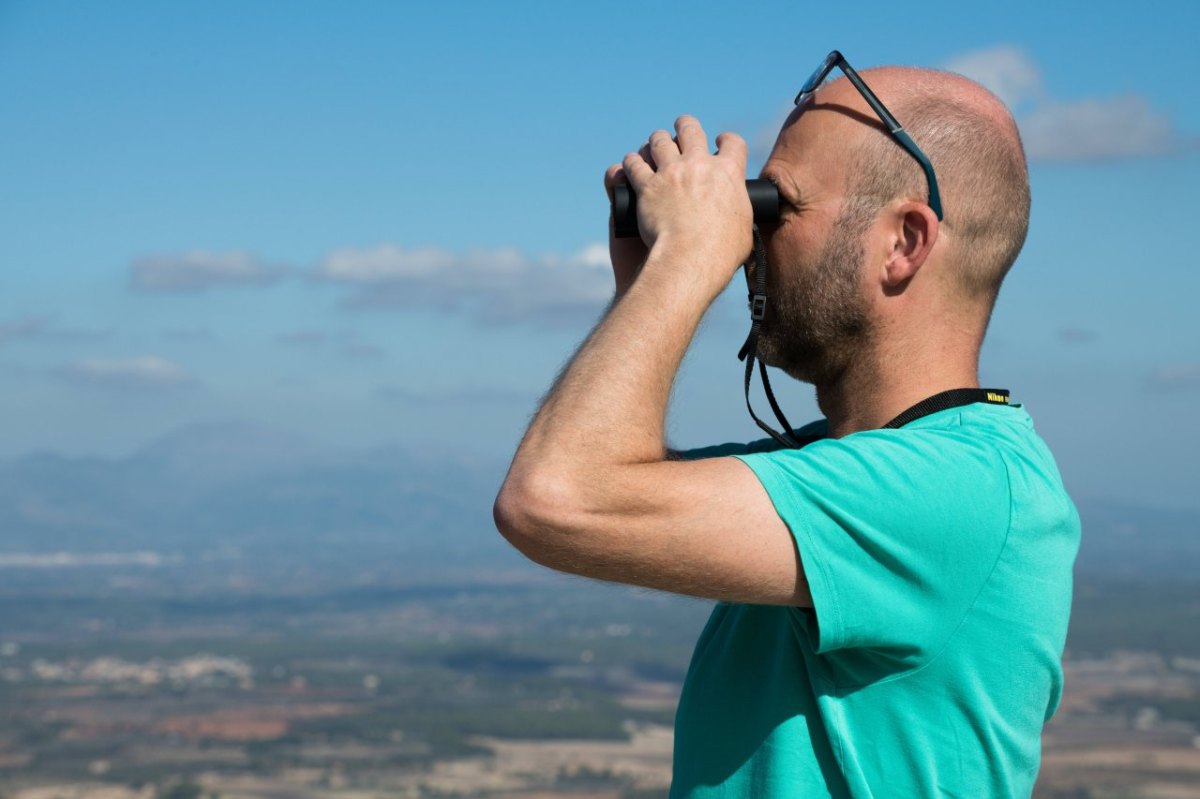 Mann mit Fernglas.jpg