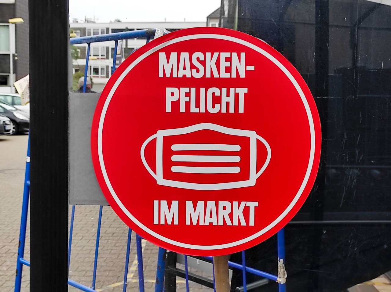 Anders als in den Niederlanden, gilt in Deutschland Maskenpflicht bei Betreten eines Ladens. (Symbolbild)