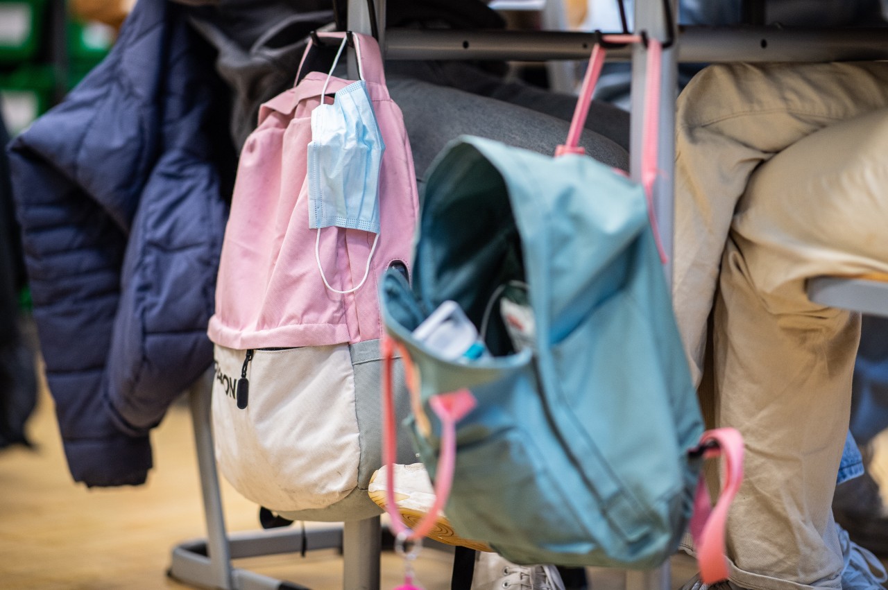 Die Maskenpflicht für den Unterricht an Schulen ist in NRW abgeschafft worden. Aber Eltern in Duisburg sind nicht begeistert. (Symbolbild)