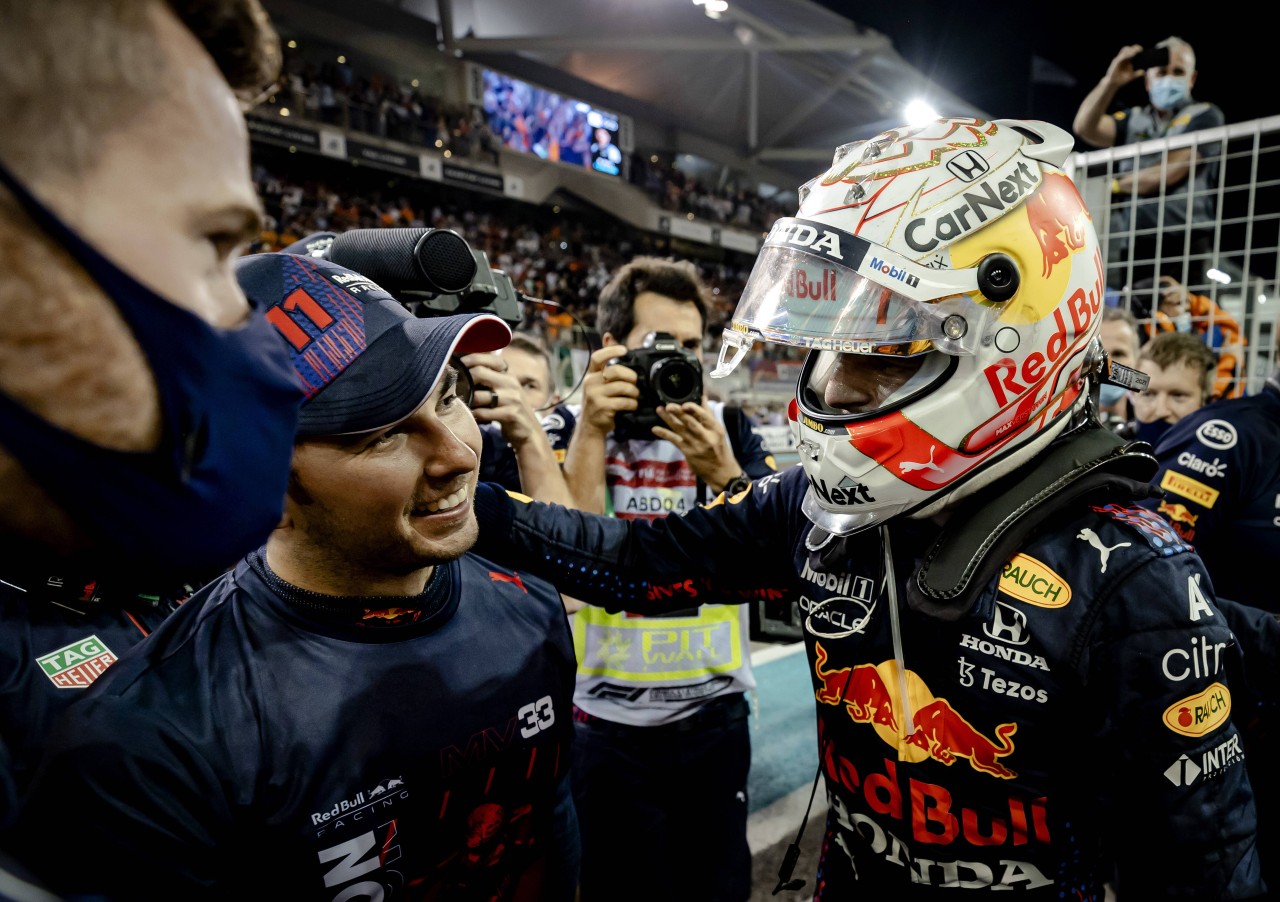 Max Verstappen und sein Wingman Sergio Perez (l.).