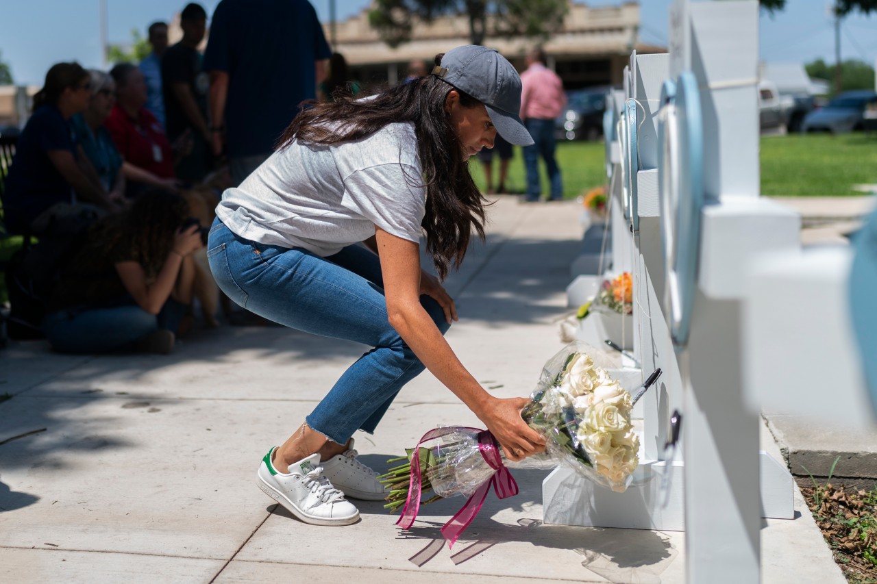 Meghan Markle legt Blumen an einer Gedenkstätte für die Opfer des Massakers an einer Grundschule in Uvalde in Texas ab.