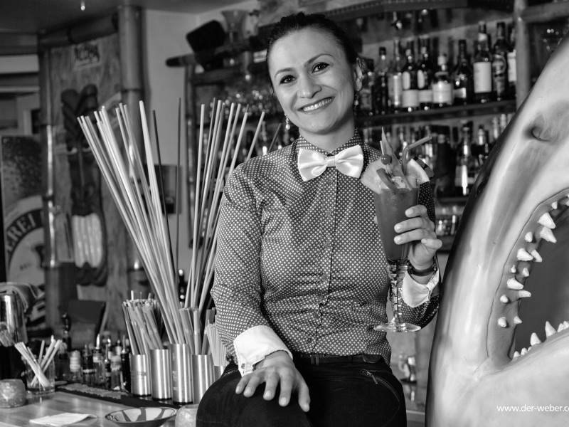 Nani Nix ist Frau über die Cocktails in der Menehuine-Bar.