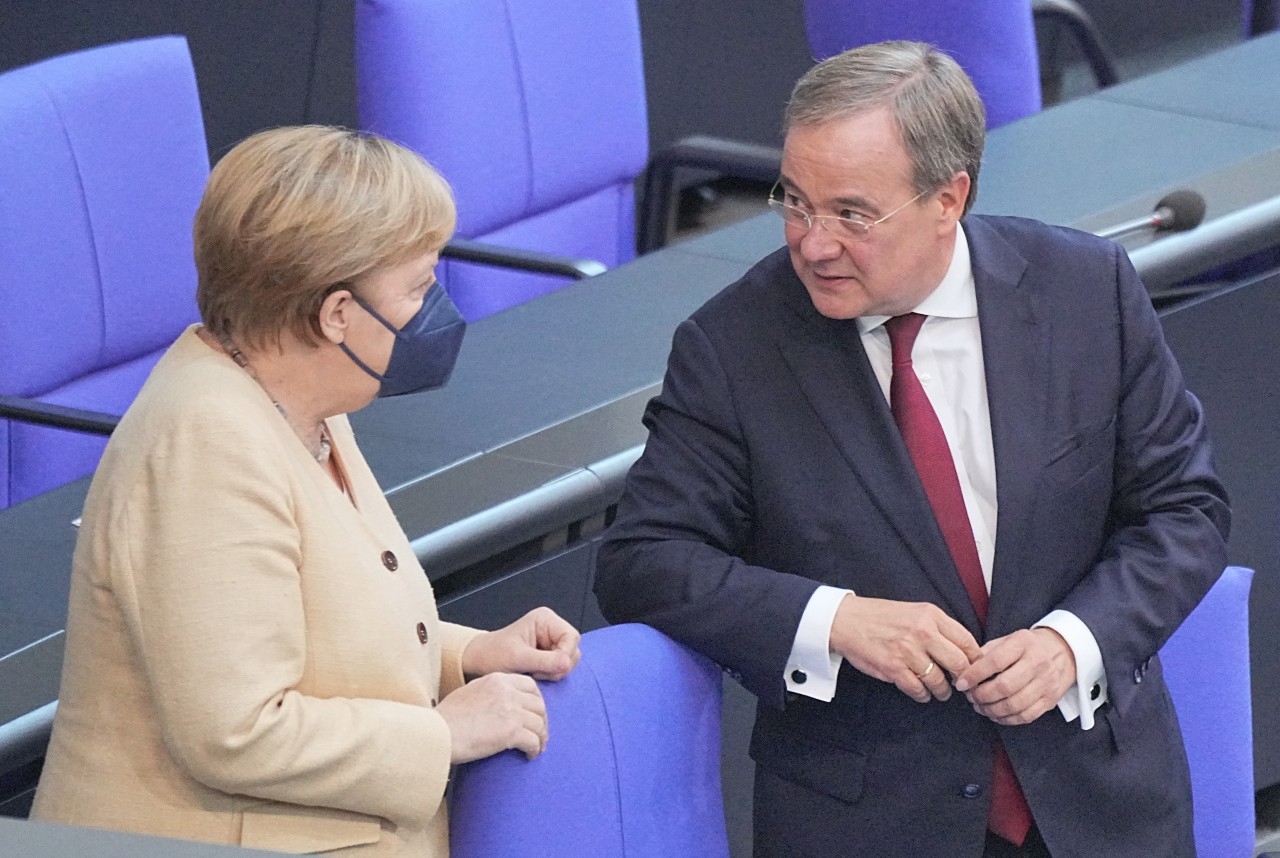 Trafen am Dienstag im Bundestag zusammen: Kanzlerin Angela Merkel und CDU-Chef Armin Laschet. 