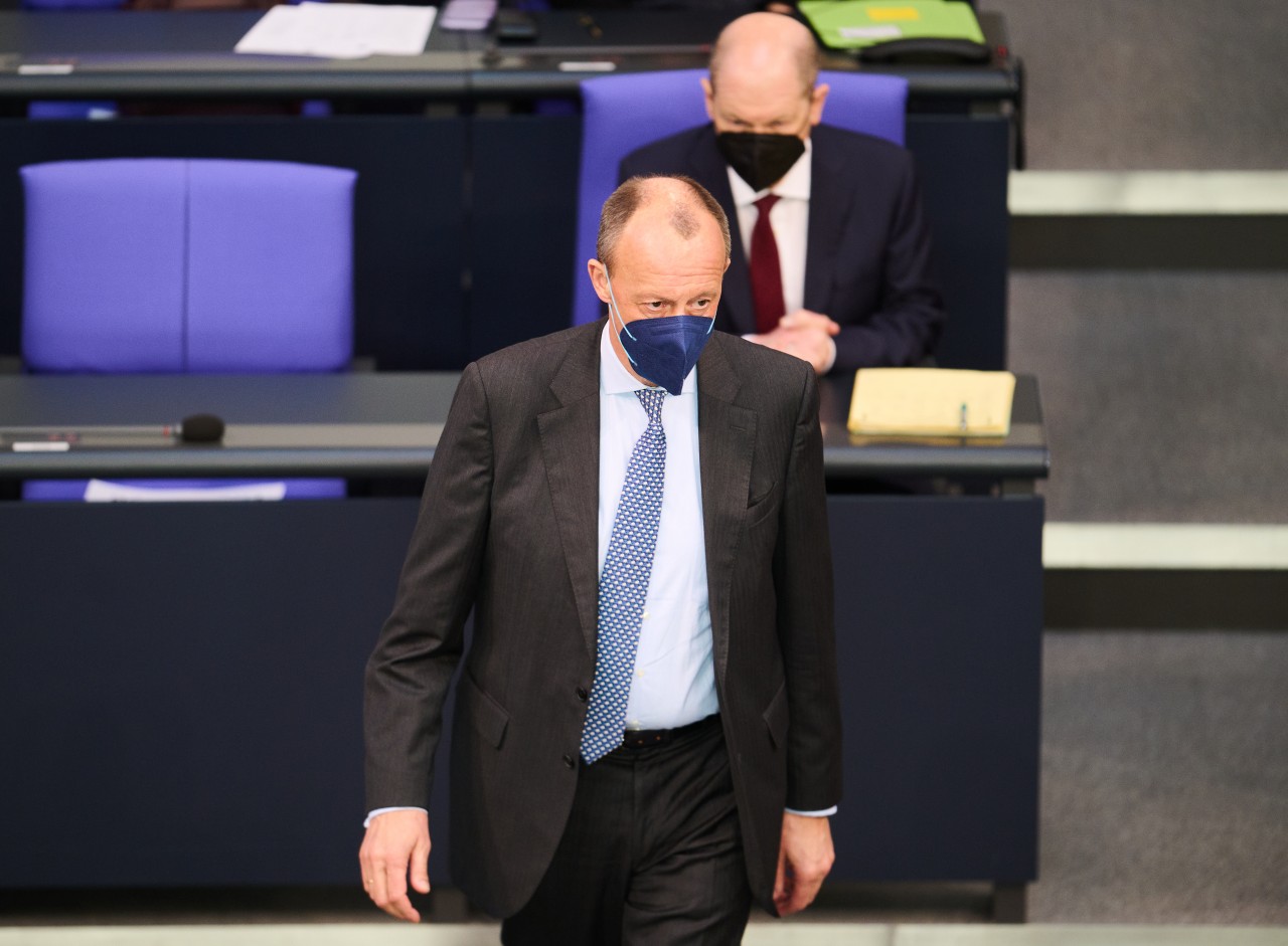 Friedrich Merz und Olaf Scholz im Bundestag. 