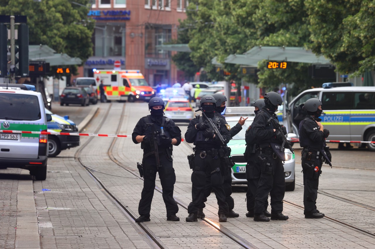 Während der Messer-Attacke in Würzburg sicherte die Polizei den Bereich ab. 