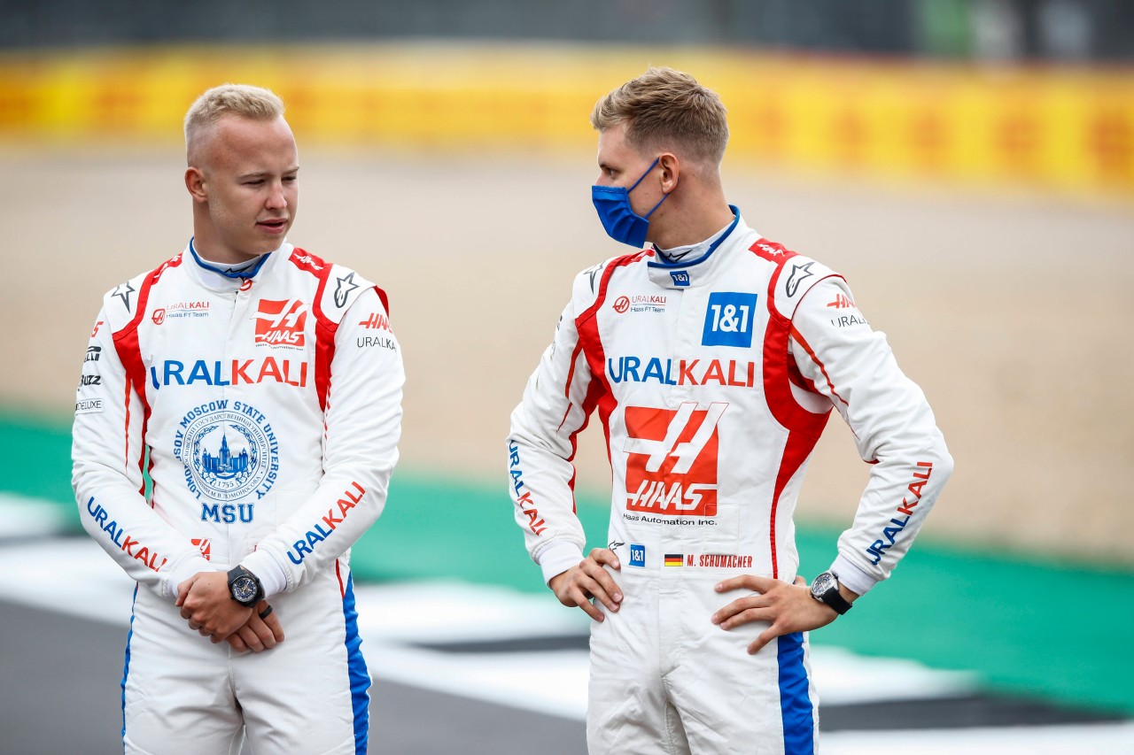 Mick Schumacher (r.) mit einem ungewöhnlichen Seitenhieb gegen Teamkollegen Nikita Mazepin (l.)