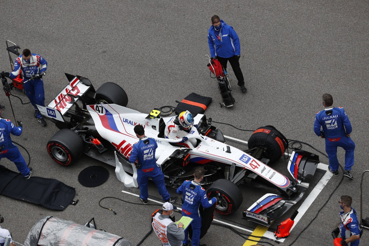 Mick Schumacher muss sein Auto wegen eines technischen Defektes abstellen. 