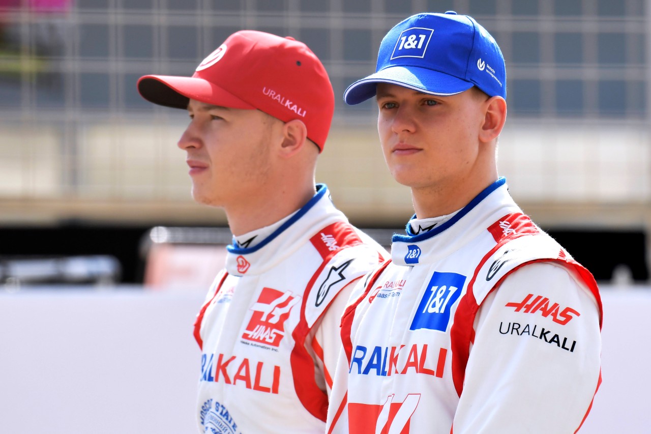 Formel 1: Nikita Mazepin (l.) mit Haas-Kollege Mick Schumacher.