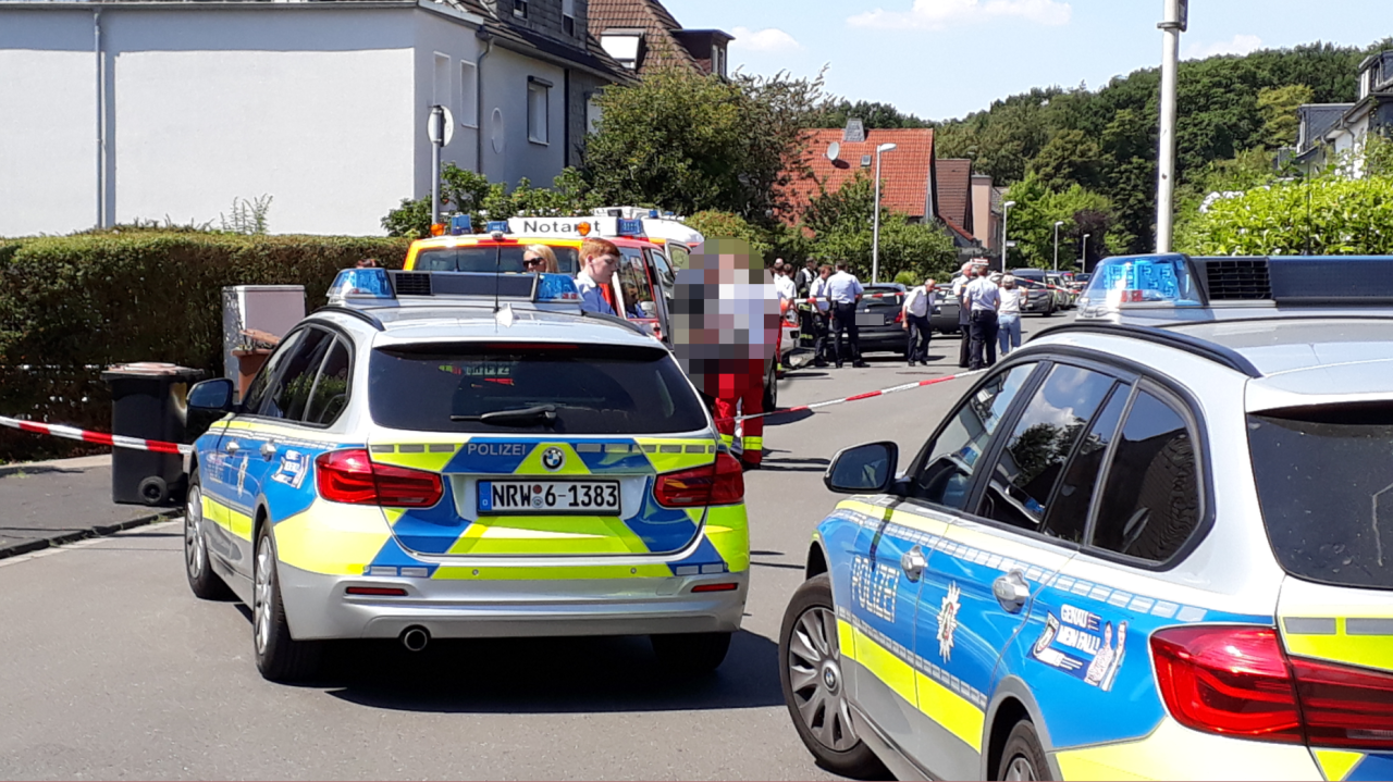 Die Polizei sperrte die Straße am Lindenhof in Mülheim ab.