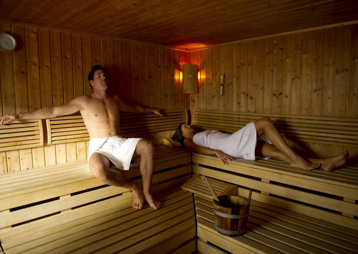 Personen in Sauna.