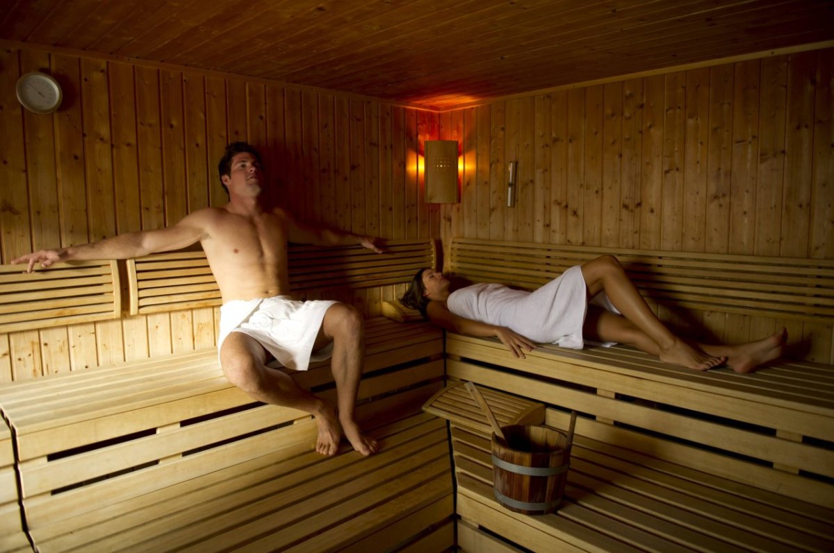 Personen in Sauna.