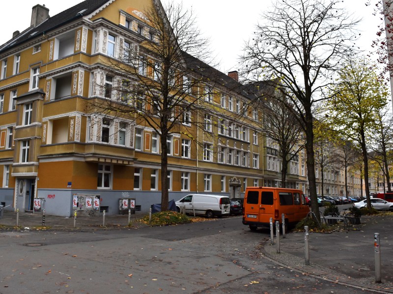 Die Häuser hier: Allesamt Gründerzeit. Hübsch, mit Stuck und Erkern - hier und da ein klein wenig heruntergekommen. 