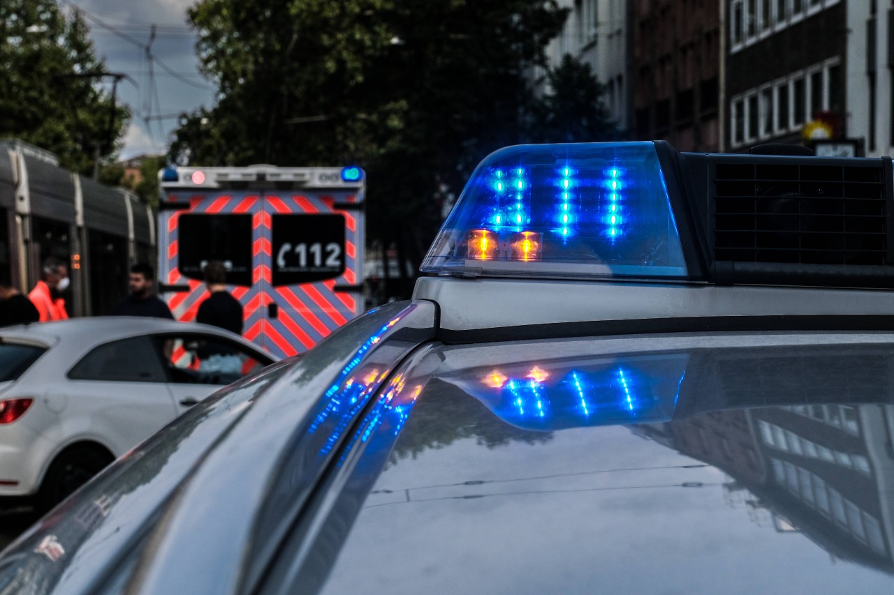 Deutsche Bahn in NRW: Notfalleinsatz im Zug - Polizei und Krankenwagen müssen ausrücken. (Symbolbild)