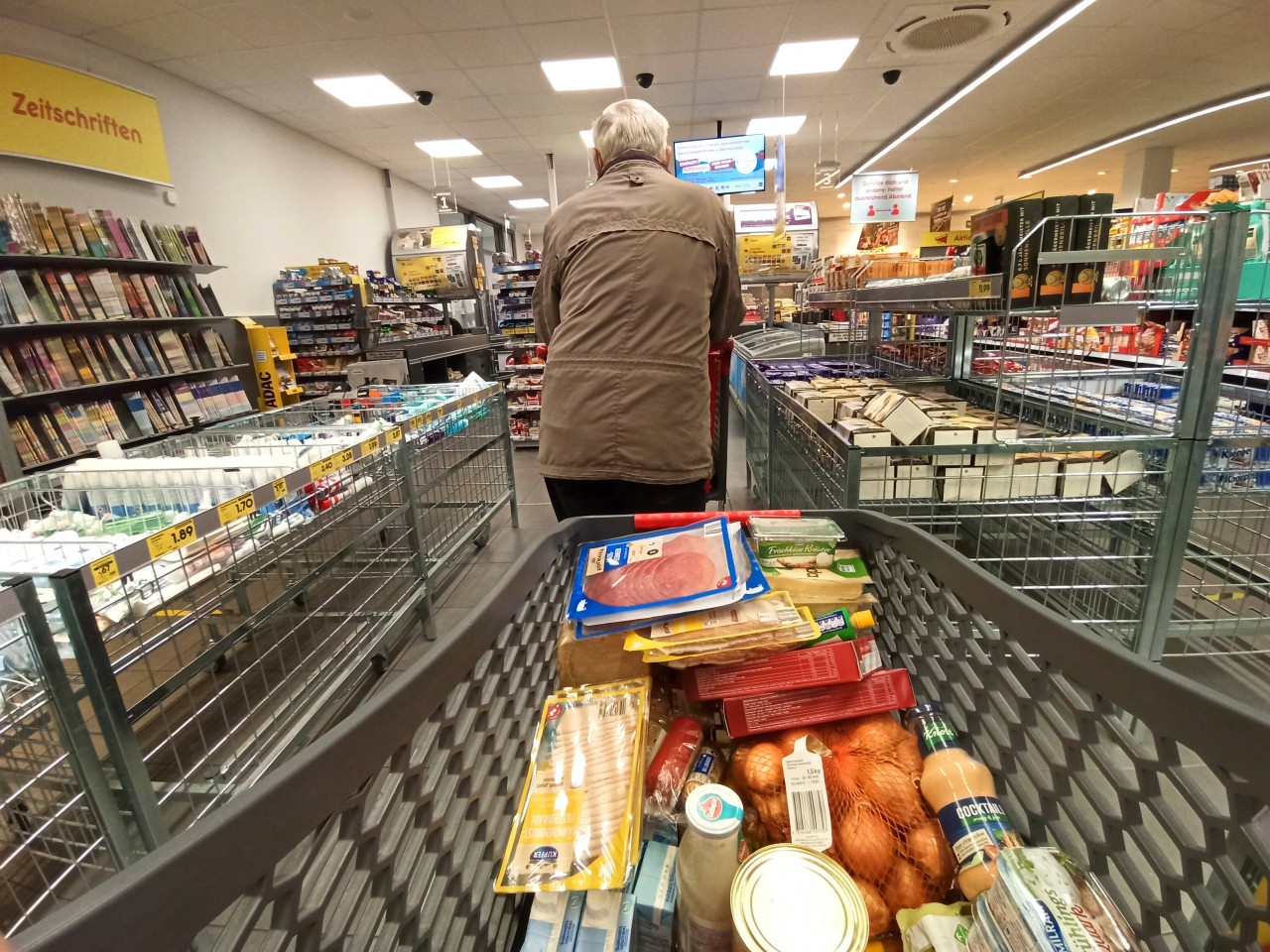 Aldi, Lidl, Rewe und Co.: Was einige Kunden an der Kasse immer noch machen, dürfte für viele überraschend sein! (Symbolbild)