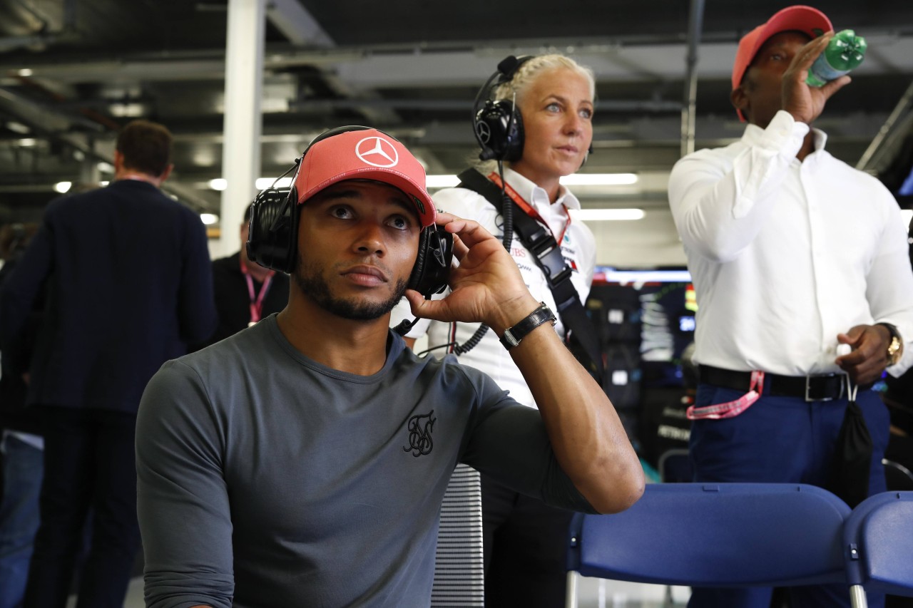 Nicolas ist der Halbbruder von Lewis Hamilton.