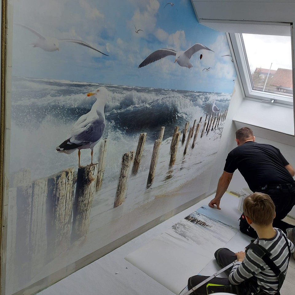 Familie Nitschke hat eine Fototapete mit Nordsee-Motiv an der Wand.