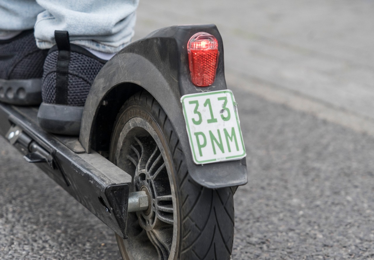 E-Scooter-Fahrer benötigen eine Haftpflicht-Versicherung mit einer zugehörigen Plakette wie dieser. (Symbolbild)