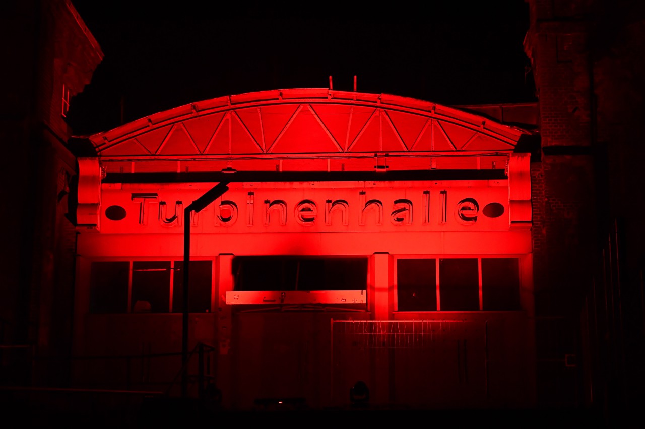 Oberhausen: Die Polizei sucht nach zwei Unbekannten, die an der „Turbinenhalle“ auf Fußgänger schossen. (Symbolbild)