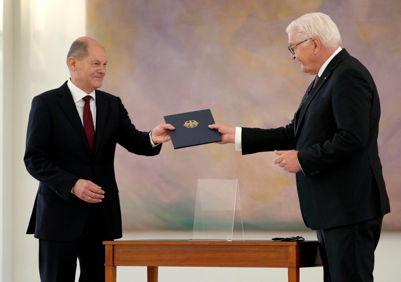 Frank-Walter Steinmeier und Olaf Scholz: Hier überreicht der Bundespräsident dem neuen Kanzler die Ernennungsurkunde. 