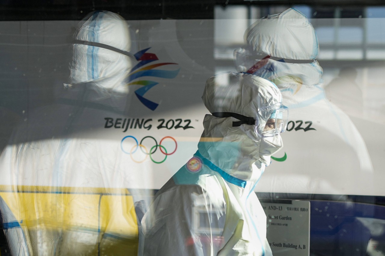 Vor dem Start von Olympia 2022 wurden zahlreiche Mitglieder am Flughafen von Peking positiv auf Corona getestet.