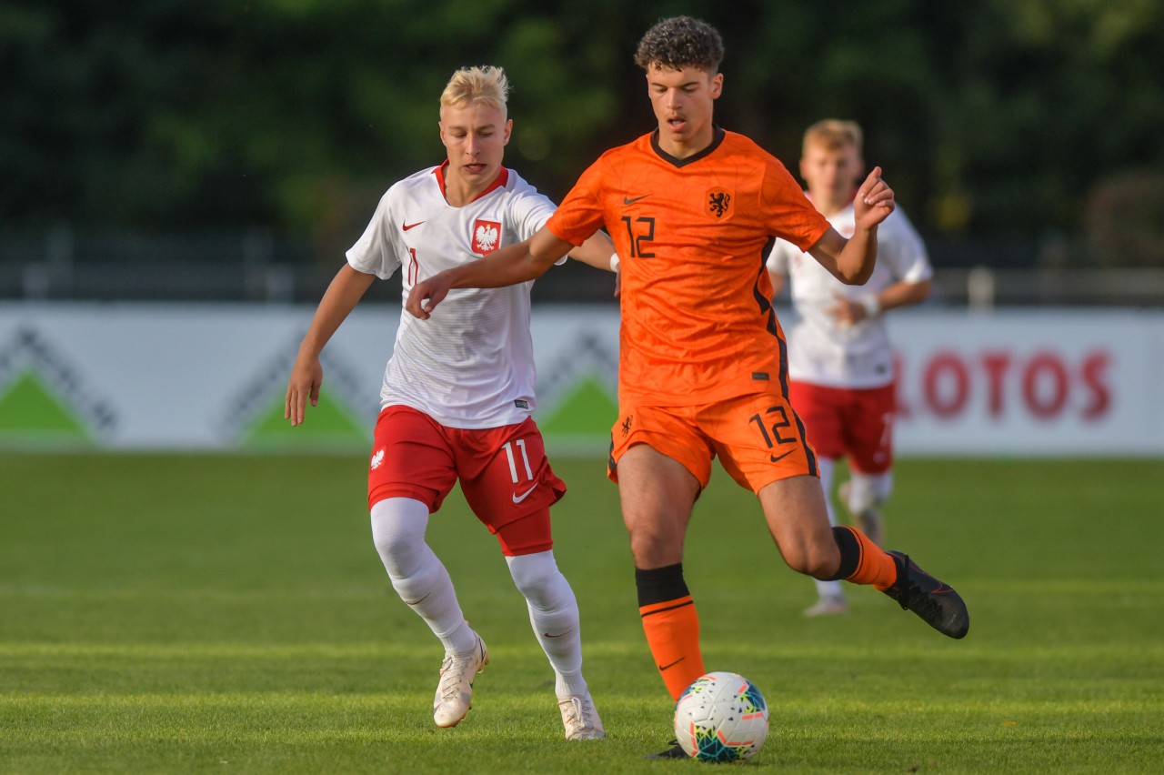 Omar Mekkaoui kickt für die niederländische U-Nationalmannschaft.