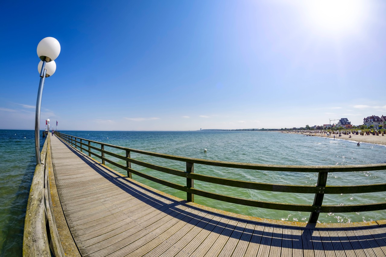 Urlaub an der Ostsee: Anwohner und Urlauber müssen sich von der alten Seebrücke in Haffkrug trennen (Archivbild).