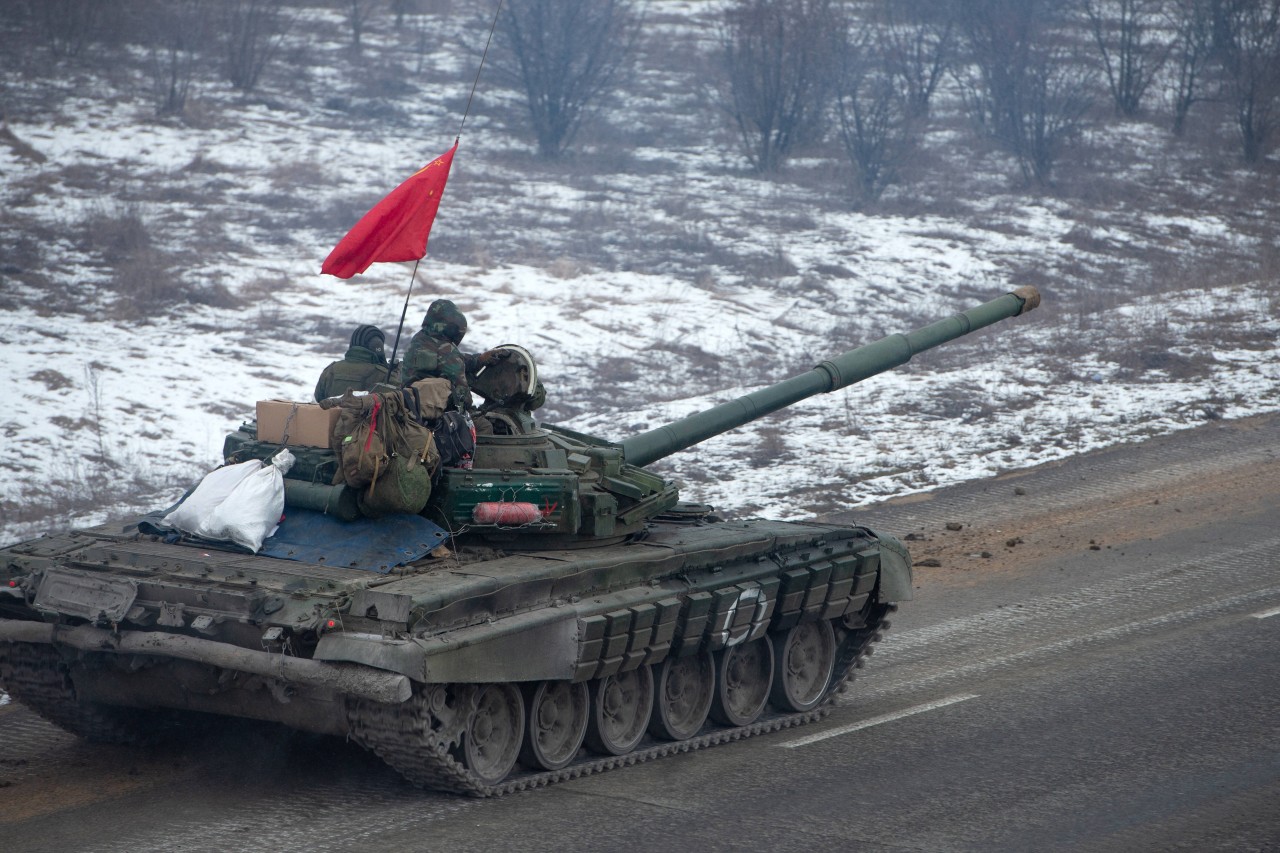 Ein russischer Panzer mit der Flagge der Sowjetunion im Donbass. (Archivfoto)