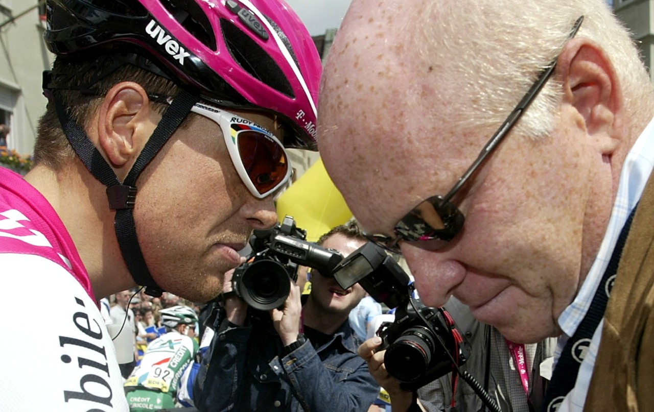 Der ehemalige Radprofi Jan Ullrich (l.) vom Team T-Mobile spricht mit seinem damaligen Berater Rudy Pevenage vor Beginn der dritten Etappe der Deutschland Tour 2004. Foto: dapd