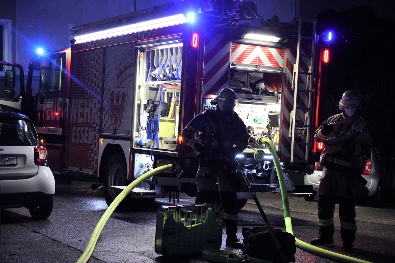 Essen: Hilfeleistungslöschfahrzeug auf dem Innenhof der Planckstraße.