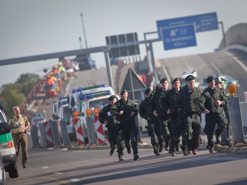 Das Nachrichtenmagazin stützt sich auf die Aussagen von Jörg S. – der leitete am Tag der Loveparade den Einsatzstab der Polizei und war somit „zweiter Mann“ hinter Polizeiführer Kuno Simon, gegen den die Staatsanwaltschaft Duisburg als einen von insgesamt 16 Beschuldigten ermittelt.