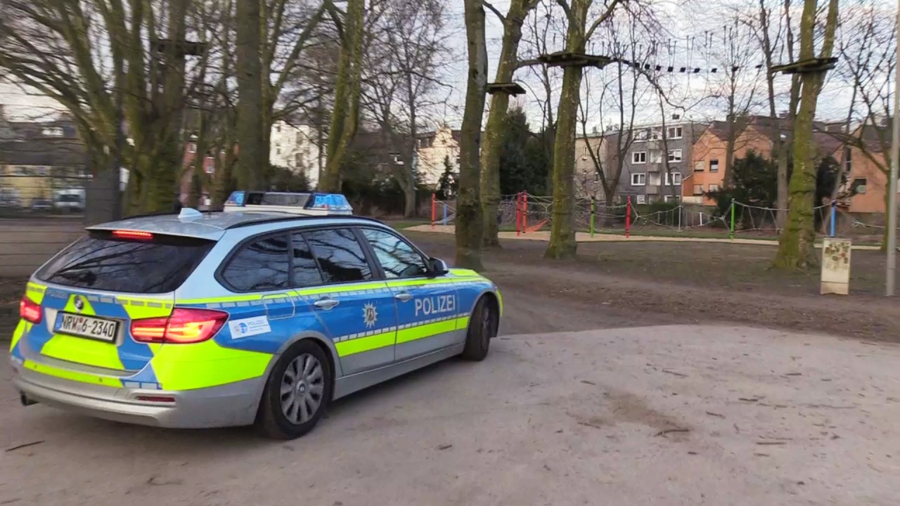 Die Polizei hat die Ermittlungen an der Unfallstelle aufgenommen.