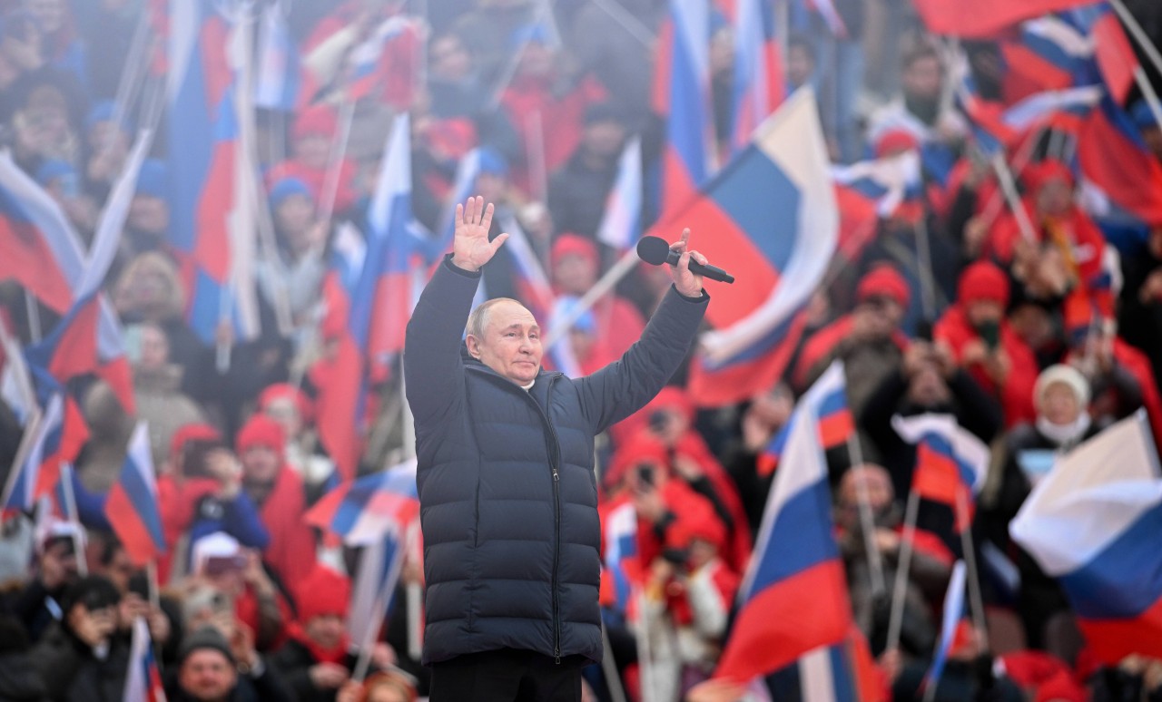 Putin lässt sich von seinen Anhängern feiern.