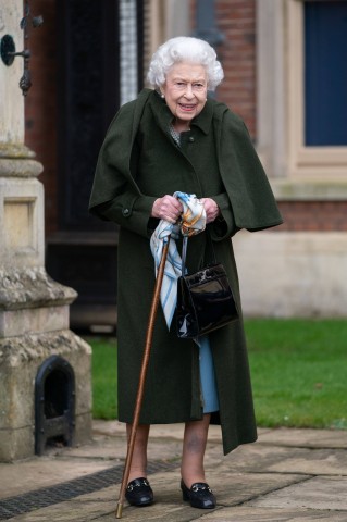 Queen Elizabeth II. taucht bei ihrem 70-jährigen Thron-Jubiläum mit dem Spazierstock ihres verstorbenen Mannes auf. (Archivbild)