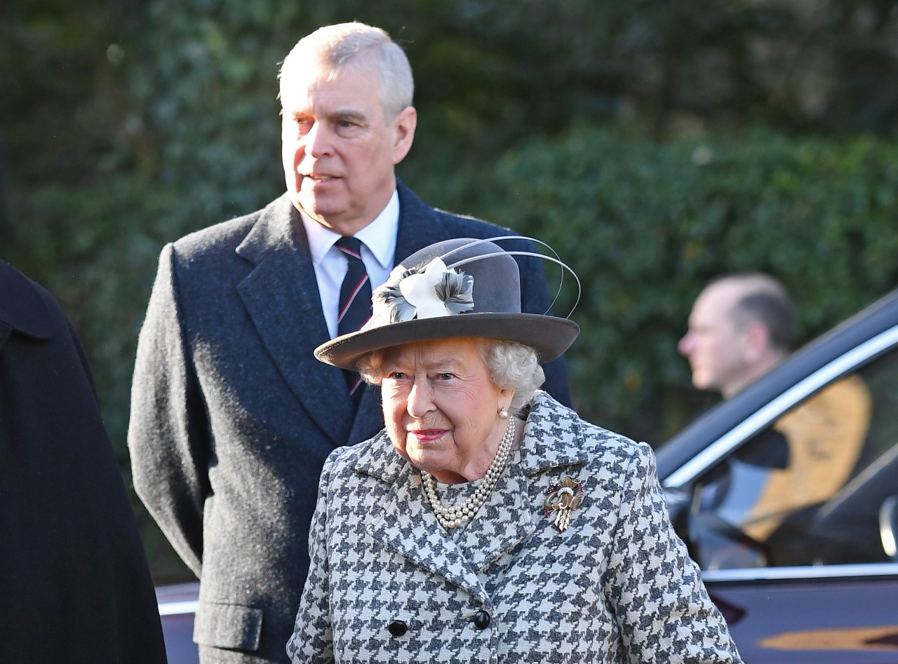 Das ist Queen Elizabeth II. mit ihrem Sohn Prinz Andrew. (Archivbild)