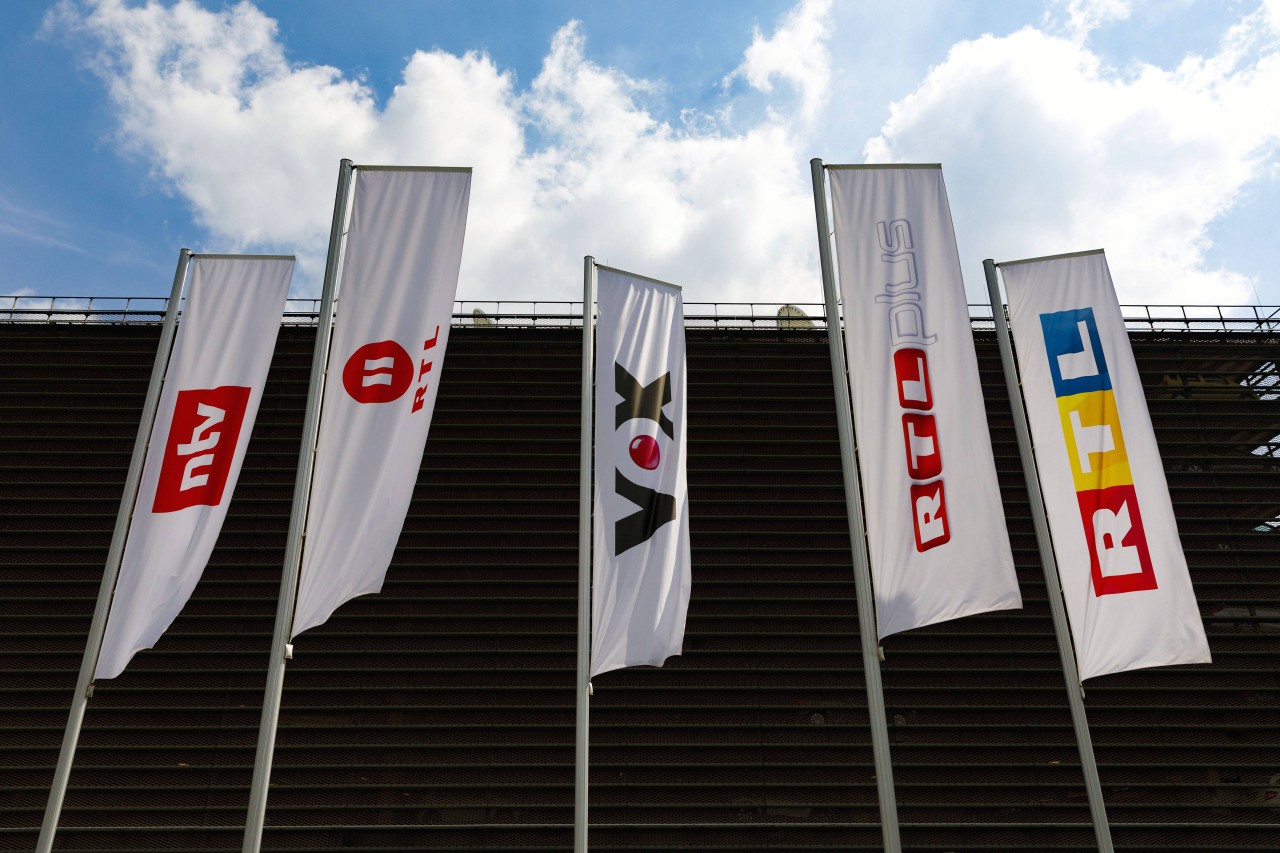 Fahnen vor dem RTL-Gebäude in Köln.