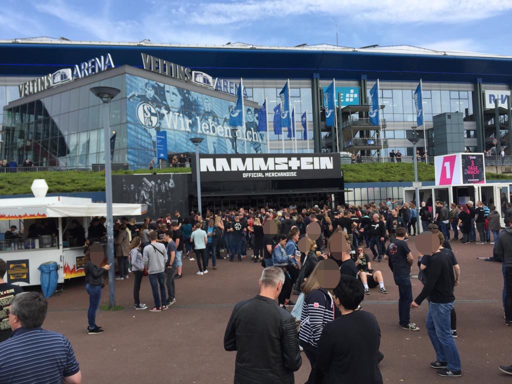 An den Einlasskontrollen der Veltins-Arena fiel der Betrug auf. (Symbolbild)