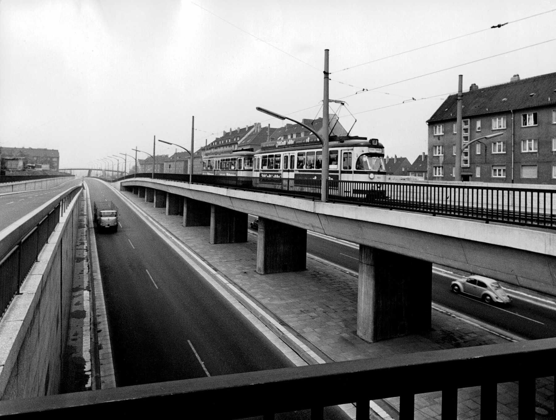 Als die U 18 noch eine Straßenbahn war: An der Wickenburg in Frohnhausen fährt die Straßenbahnlinie 18 von Mülheim kommend über eine Rampe nach Frohnhausen. Heute bleibt die U 18 unten.