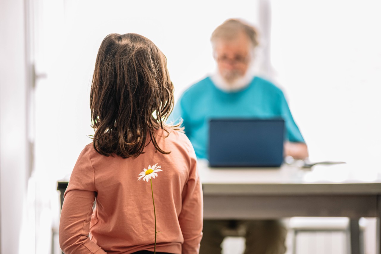 Ein 72-Jähriger hatte seine Enkelin missbraucht und wurde jetzt schuldig gesprochen. (Symbolbild).