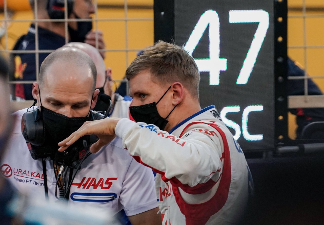 Haas-Technik-Direktor Simone Resta (links) zusammen mit Mick Schumacher (rechts). 