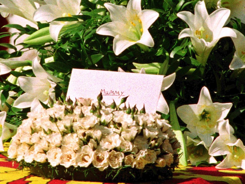 Mummy steht auf der Karte hinter dem Rosengebinde und vor den weißen Lilien auf dem in die Königsstandarte gehüllten Sarg Prinzessin Dianas – ein letzter Gruß von William und Harry an ihre Mutter. 