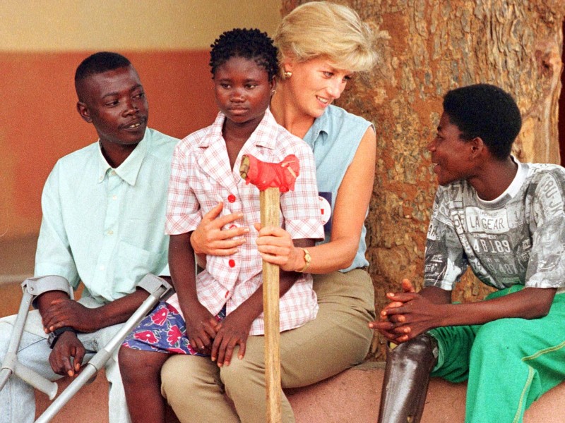 Im gleichen Jahr reist sie als Botschafterin des britischen Roten Kreuzes nach Angola. 