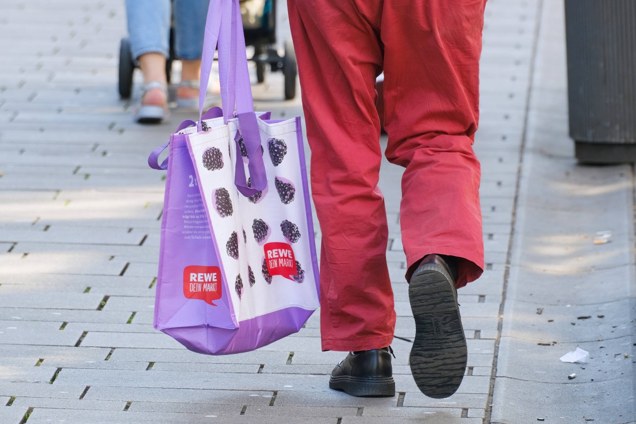 Ein Kunde von Rewe kann nicht glauben, was da auf dem Preisschild im Supermarktregal steht. (Symbolbild)