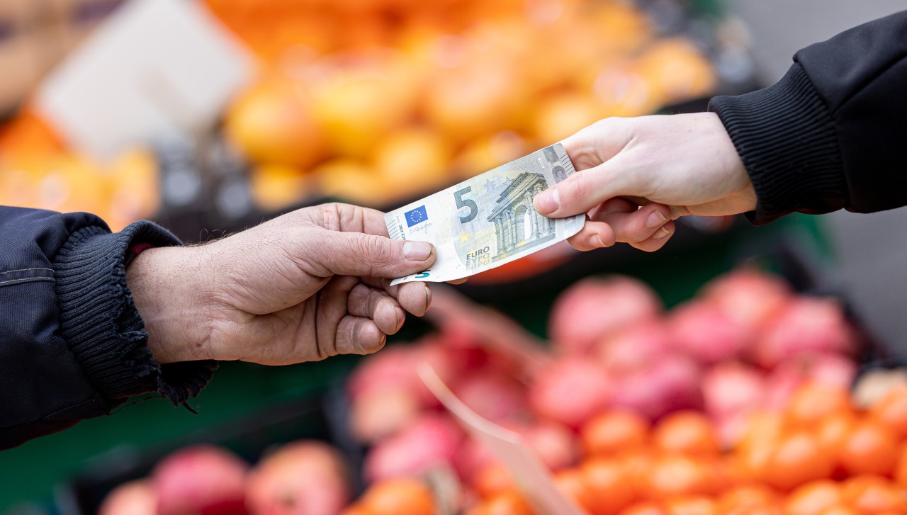 Bei Rewe, Aldi und Co. wird es für Kunden teurer – Tipps der Verbraucherzentrale sollen beim Geldsparen helfen (Symbolbild).