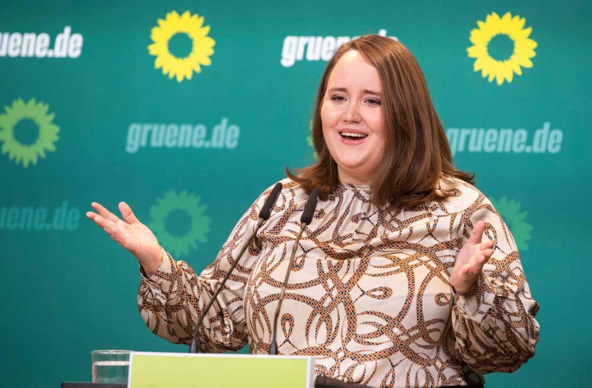 Die Bundesvorsitzende der Grünen (Ricarda Lang) bei einer Pressekonferenz.