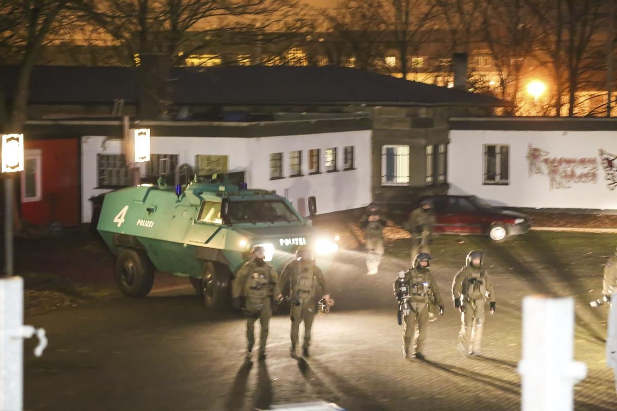 Mit diesem gepanzerten Fahrzeug rückte das SEK zum Vereinsheim der „Freeway-Riders“ im Dezember vor.