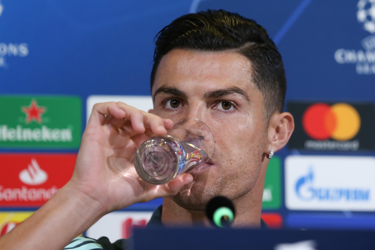 Christiano Ronaldo trinkt auf einer Pressekonferenz lieber Wasser statt Cola. (Symbolbild)