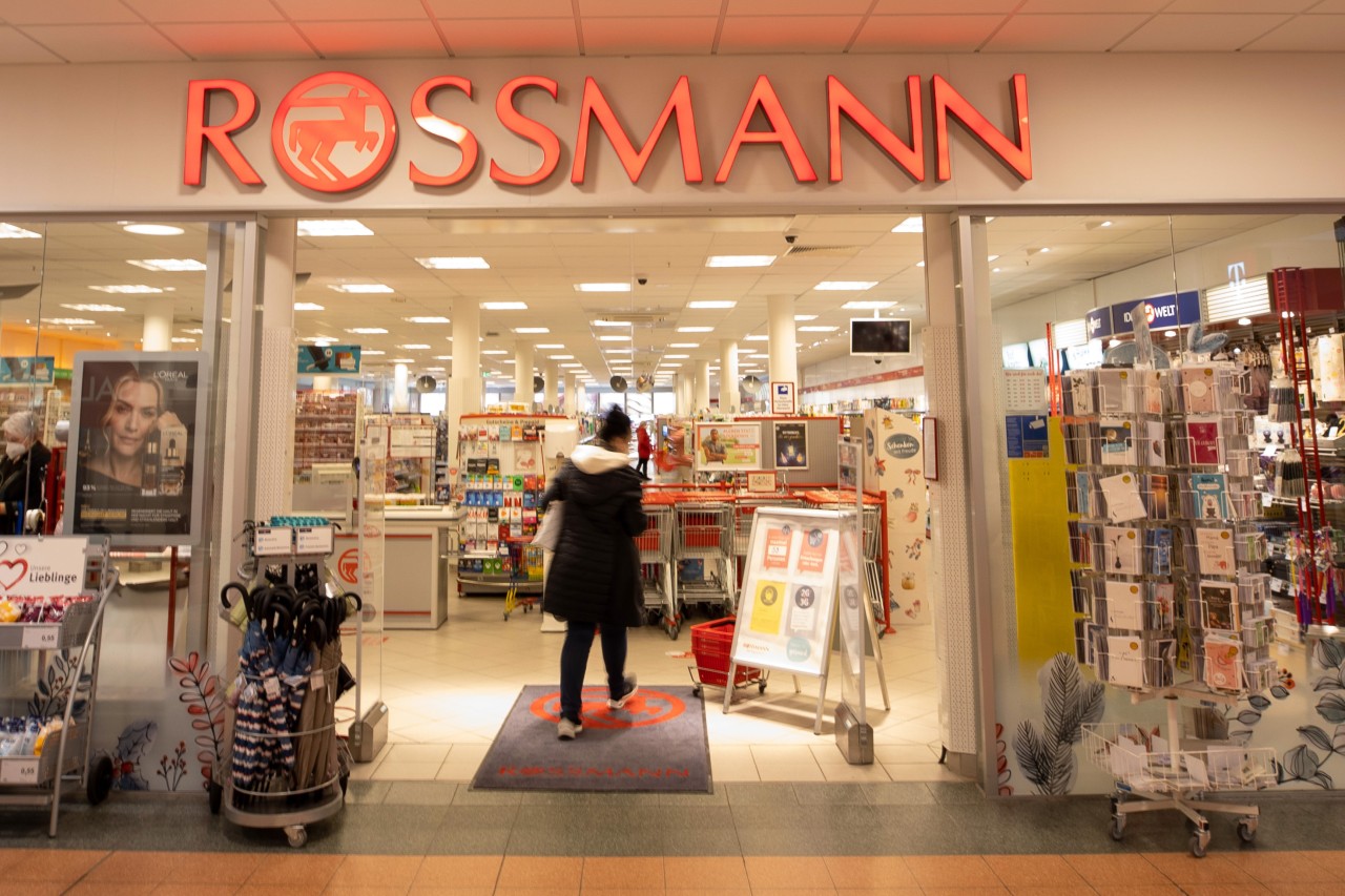 Ein angeblicher Gutschein von Rossmann soll für Teilnehmer dabei rausspringen. In Wirklichkeit steckt aber Betrug dahinter. (Archivbild)